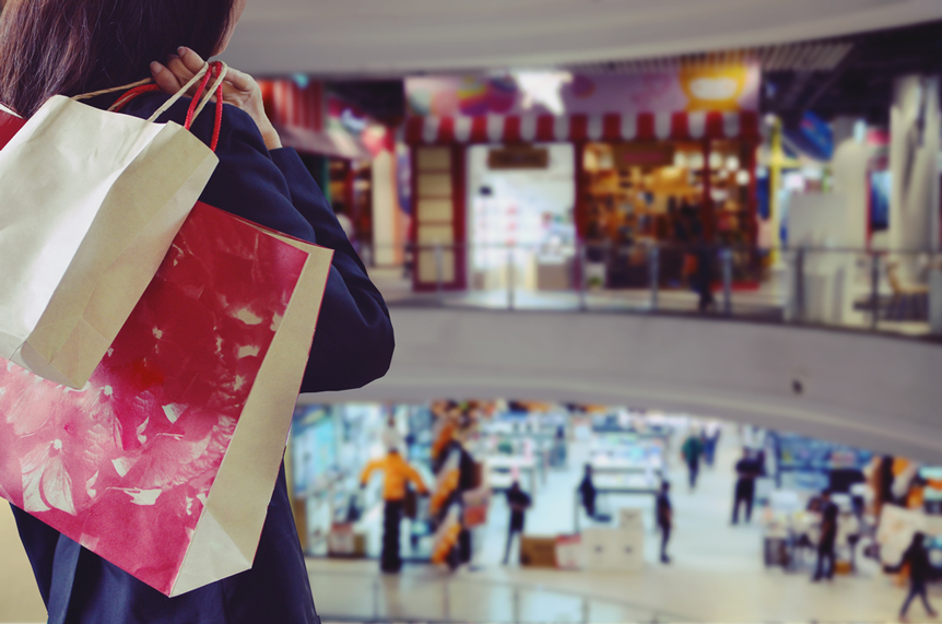 woman holding shopping back in her shoulder-retail continuity-mobile