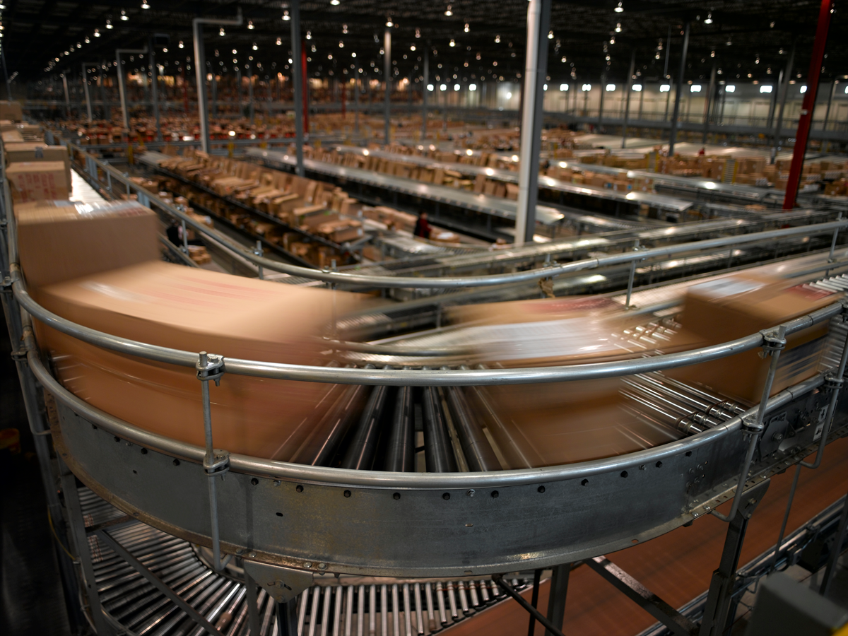 distribution center conveyor belt